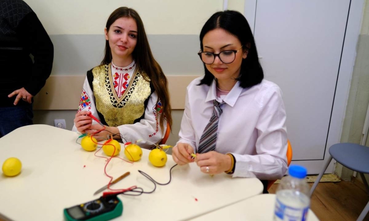 Осмокласници с дисекция на сърдечен мускул в новия STEM център на ПГБТ